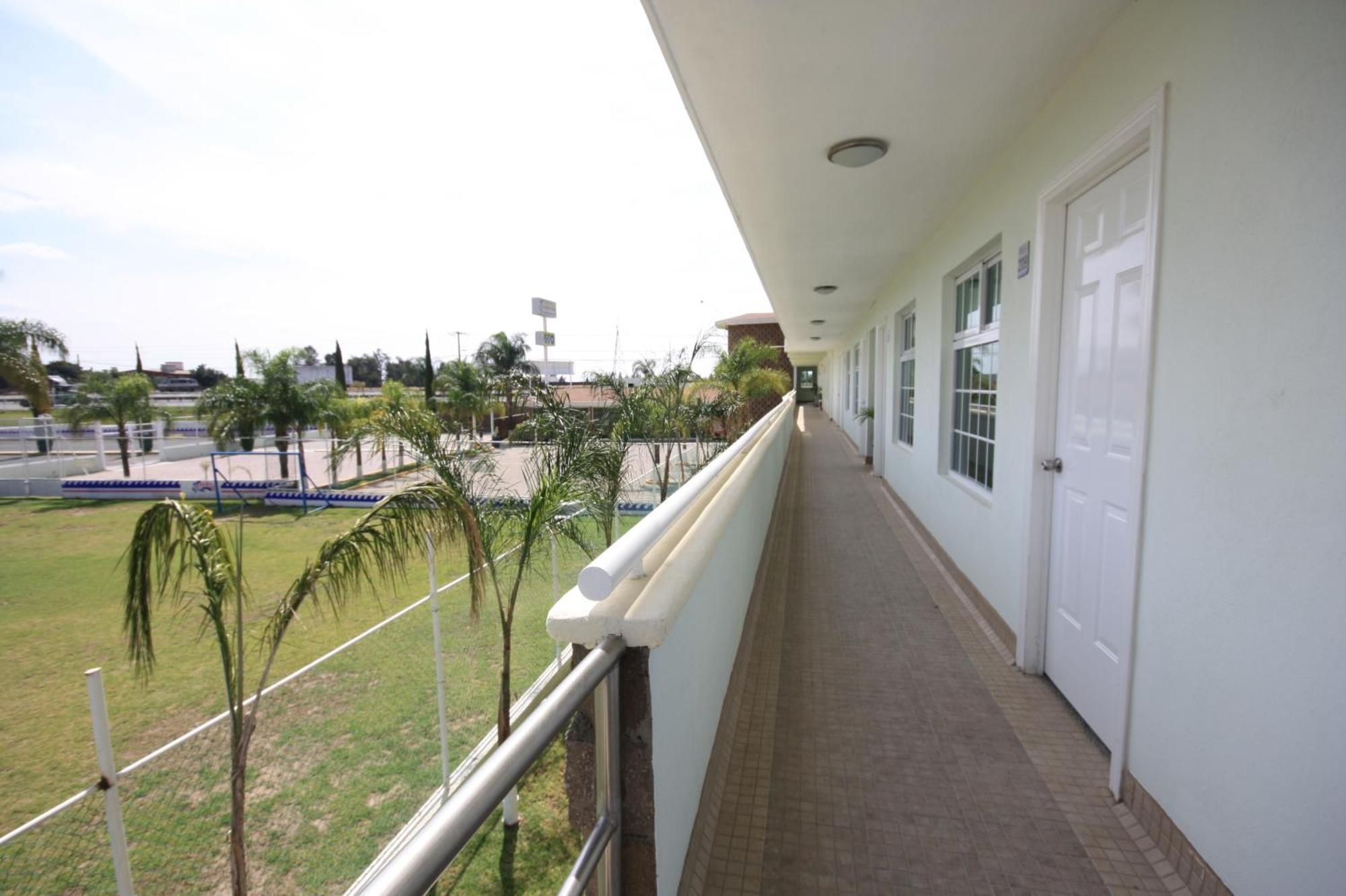 Hotel Splash Inn Silao Exterior photo